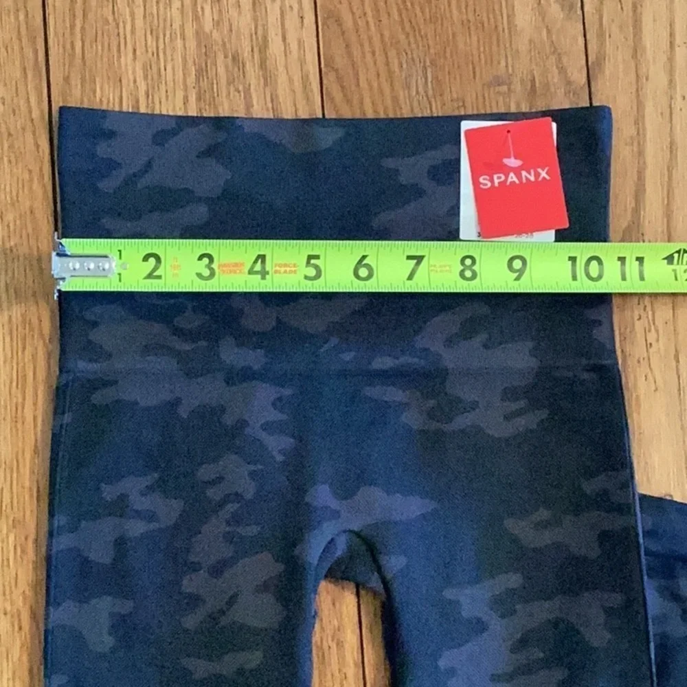 SPANX Black Camo seamless look at me now Leggings, women’s size small. 🌸NWT🌸